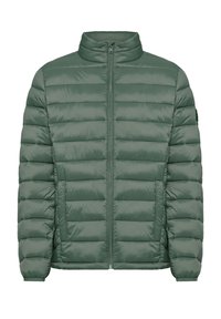 Chaqueta acolchada en verde apagado, con un alto cuello, cremallera frontal y patrón de costura horizontal. Textura suave y reflectante con bolsillos laterales.