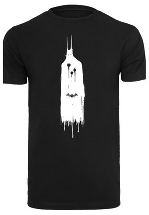 Czarny bawełniany t-shirt z białą grafiką przedstawiającą sylwetkę z cieknącą farbą, z symbolem nietoperza u dołu.