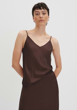 Camisole en satin marron avec des bretelles fines, présentant un décolleté en V et un design asymétrique. Sa texture lisse et son éclat subtil rehaussent son apparence.