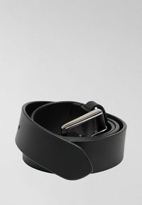 Cintura in pelle nera con finitura liscia, una fibbia in metallo argento e fori per le regolazioni delle misure. Il design arrotolato enfatizza la flessibilità.
