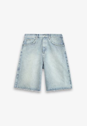 Jasnoniebieskie szorty dżinsowe z surowym wykończeniem, z zapięciem na guzik, pięcioma kieszeniami i luźnym krojem. Bez widocznych przetarć.