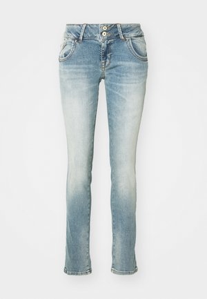 Jeans en denim bleu clair avec une finition délavée, coupe droite, deux poches avant et fermeture à deux boutons à la taille.