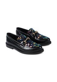 Czarne loafersy z wierzchem pokrytym cekinami w wielobarwnych odcieniach, z akcentami w kolorze złota oraz teksturowaną gumową podeszwą.