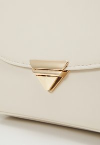 Anna Field Axelremsväska - off-white