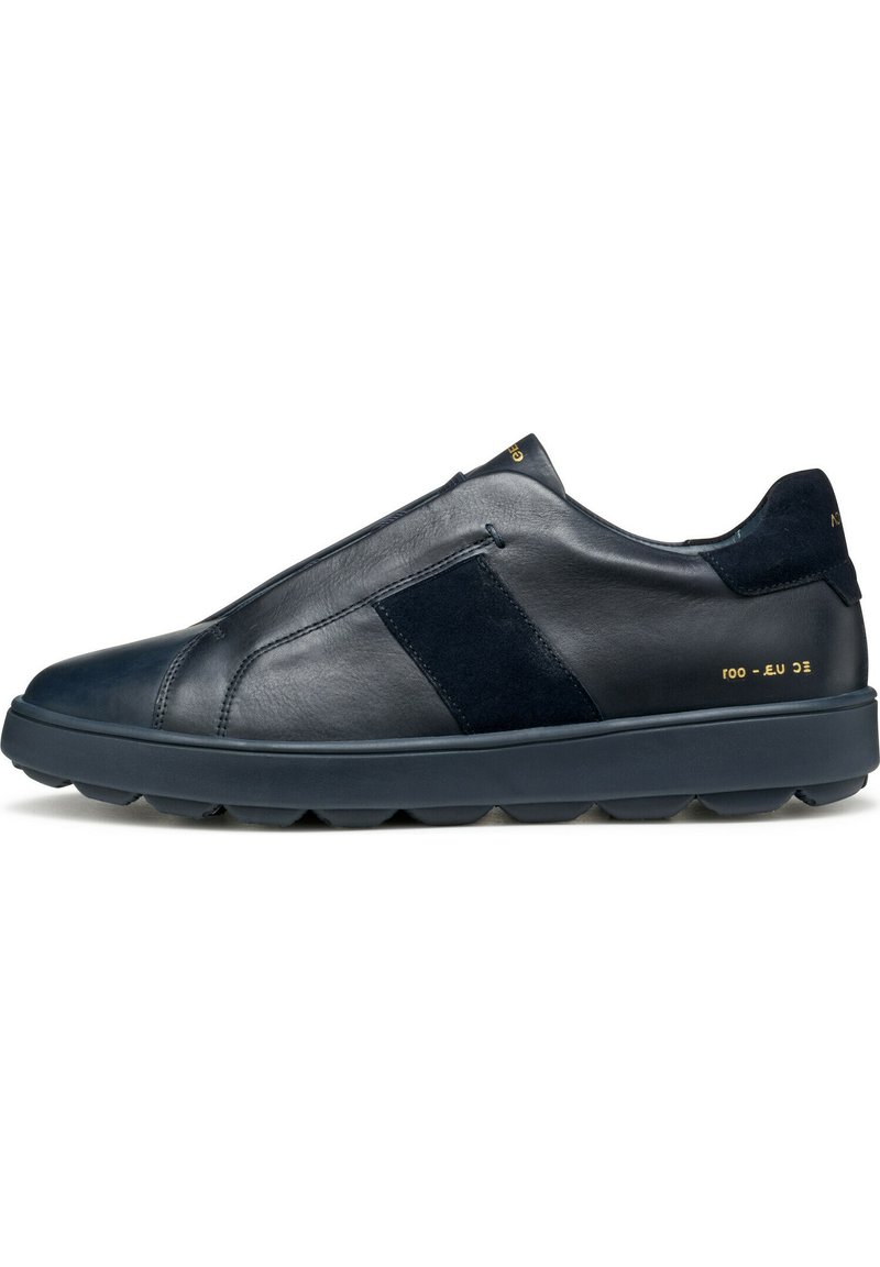 Sneaker navy con tomaia in pelle liscia e dettagli in suede, design slip-on e suola in gomma spessa con battistrada testurizzata.