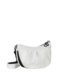 Weiße Stoff-Schultertasche mit einer geschwungenen Form und schwarzen Akzenten, ausgestattet mit einer Fronttasche und einem verstellbaren Tragegurt. Glatte Textur, sportliches Design.