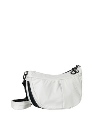 Borsa a spalla in tessuto bianco con una forma curvata e dettagli neri, dotata di una tasca frontale e tracolla regolabile. Texture liscia, design sportivo.