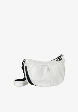 Borsa a spalla in tessuto bianco con una forma curvata e dettagli neri, dotata di una tasca frontale e tracolla regolabile. Texture liscia, design sportivo.