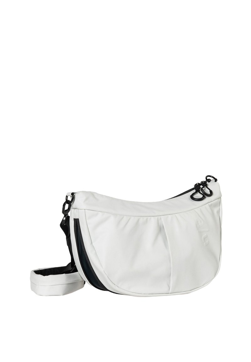 Weiße Stoff-Schultertasche mit einer geschwungenen Form und schwarzen Akzenten, ausgestattet mit einer Fronttasche und einem verstellbaren Tragegurt. Glatte Textur, sportliches Design.