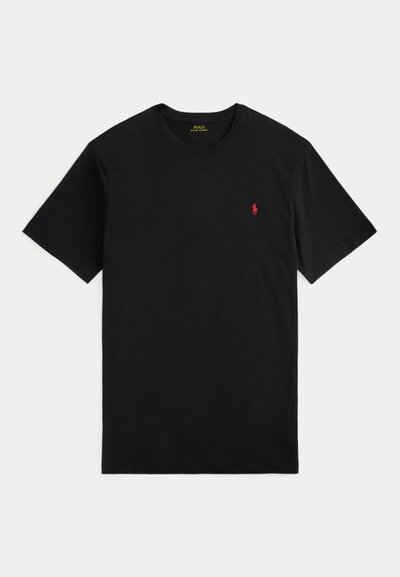 Černé tričko s krátkým rukávem z bavlny, s malým červeným logem na levé straně hrudi a klasickým kulatým výstřihem.