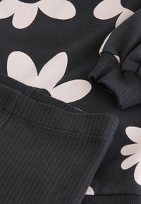 Next SET - REGULAR FIT - Legíny - kalhoty  - black white flowers