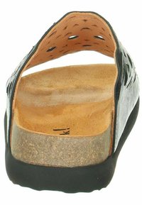 Schwarze Ledersandale mit offenem Rückenteil, durchbrochenem Design, natürlichem Korkfußbett und strukturiertem Gummisohle, die eine Kombination von Materialien zeigt.