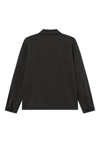 Mörkgrå långärmad skjorta med rak skärning, enkel textur och en söm vid ryggen. Har knäppta manschetter. Ingen dekoration.