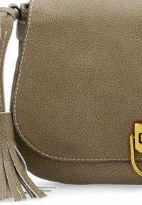 Borsa a tracolla in pelle taupe con finitura testurizzata, accessori in oro e una nappina decorativa. Presenta dettagli cuciti e una patta curva.