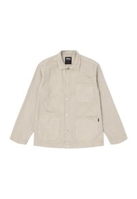 Chaqueta de color beige claro hecha de algodón, con un cierre de botones en la parte delantera, cuello punto y dos grandes bolsillos frontales con detalles de costura visibles.