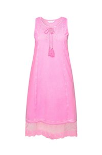 Robe sans manches rose avec un col rond, des détails brodés, un nœud avec des pompons et un ourlet en dentelle au bas.