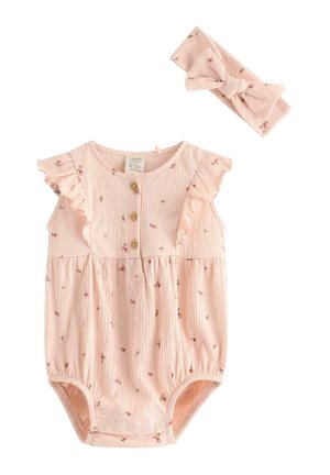 Vaaleanpunainen teksturoitu vauvanhaalari, jossa on pienikukkainen kuosi, röyhelöiset hihat, edessä napit, alataskussa napit ja siihen sopiva solmittu pääpanta.