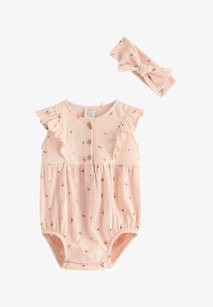 Lyserød tekstureret babyheldragt med lille blomsterprint, flæseærmer, knapper foran, trykknapper i bunden og matchende knyttet pandebånd.