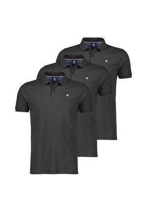 Drei schwarze kurzärmlige Poloshirts mit geknöpften Kragen und kleinen weißen bestickten Logos auf der linken Brust, in versetztem Stapel angeordnet.