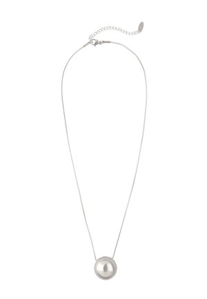 Zilveren kettinkje met een enkele gladde, ronde hanger en een verstelbare sluiting op een witte achtergrond.