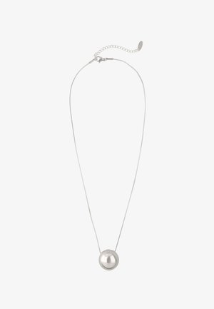 Hopeinen ketjukaulakoru, jossa on yksi sileä, pyöreä riipus ja säädettävä lukko, valkoisella taustalla.