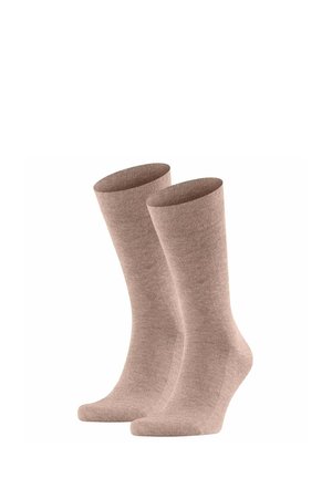 Paar schlichte hellbraune Kniestrümpfe mit geripptem Bündchen, aufrecht stehend vor weißem Hintergrund dargestellt.