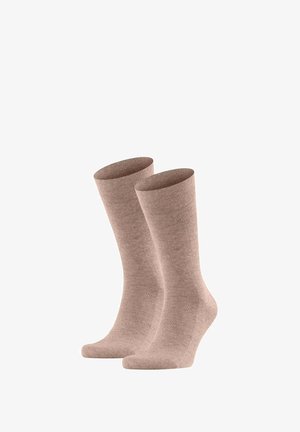 Paar schlichte hellbraune Kniestrümpfe mit geripptem Bündchen, aufrecht stehend vor weißem Hintergrund dargestellt.