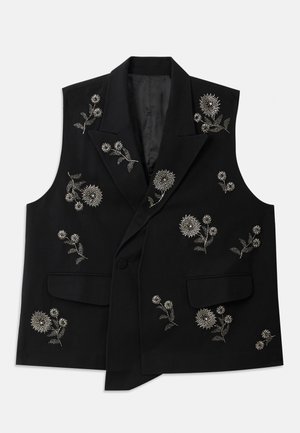 Schwarze ärmellose Weste mit aufwendiger silberner Blumenstickerei. Sie verfügt über zwei Fronttaschen und einen einfachen Knopfverschluss.