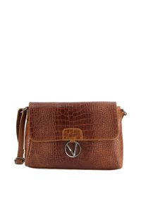 Bruine croco-embossed leren handtas met een klep-sluiting, zilverkleurige hardware en een verstelbare schouderriem. Voorzien van een ronde metalen accent aan de voorkant.