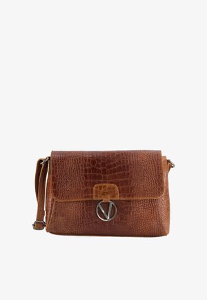 Brązowa torebka skórzana z tłoczeniem w krokodyla, zamykana na klapkę, z srebrnymi elementami i regulowanym paskiem. Posiada okrąły metalowy akcent z przodu.