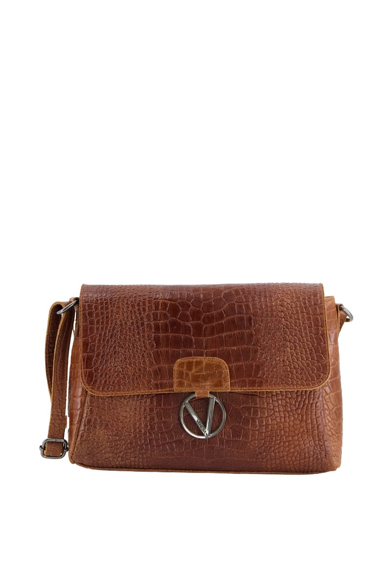 Bruine croco-embossed leren handtas met een klep-sluiting, zilverkleurige hardware en een verstelbare schouderriem. Voorzien van een ronde metalen accent aan de voorkant.