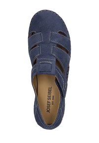 Granatowe skórzane buty z perforowanym i wyciętym wzorem. Posiadają kontrastowe białe szwy i rzep do zabezpieczenia dopasowania.