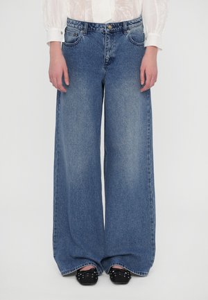 Jean en denim bleu à jambes larges avec un lavage décoloré, doté de poches traditionnelles, d'une fermeture à bouton et d'une coupe ample jusqu'aux chevilles.