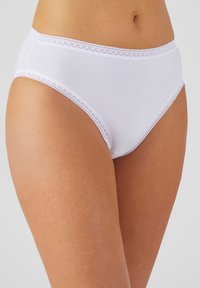 Witte katoenen slip met een kanten rand langs de tailleband. De stof is glad met een klassieke, volledig bedekkende hoge snit.