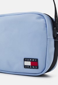 Tommy Jeans DAILY CROSSOVER - Axelremsväska - moderate blue