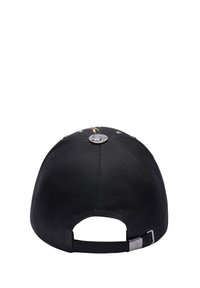 Berretto da baseball nero con visiera curvata, cinturino di regolazione posteriore e dettaglio in metallo sulla parte superiore. Presenta una texture solida e un design minimalista.