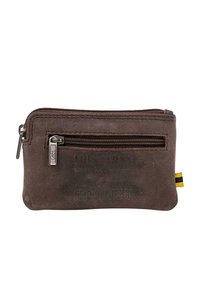 Cartera de cuero marrón con cierre de cremallera, que incluye un pequeño bolsillo externo con cremallera y marca en relieve. Textura suave con costuras visibles.