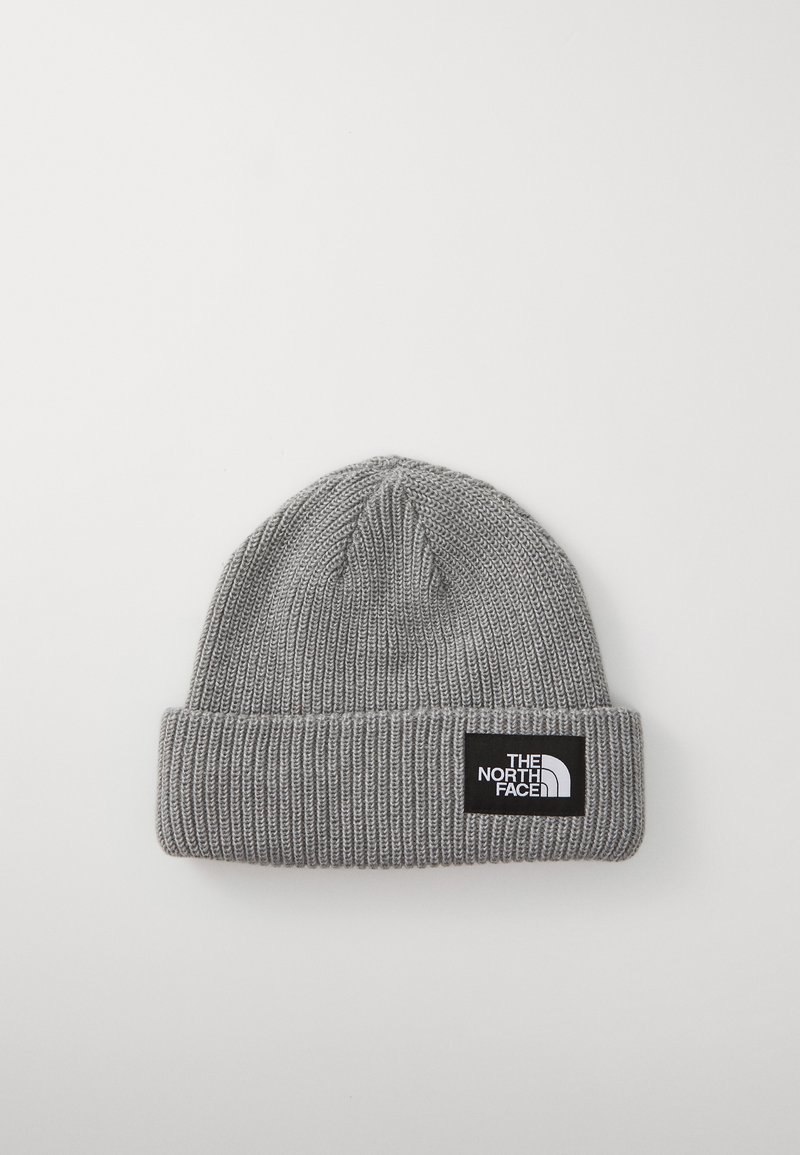 Grå strikket hue med foldet kant, prydet med en sort rektangulær patch med hvidt logo på siden. Textureret ribbet design.