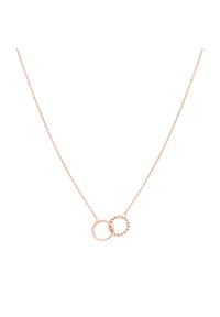Collana in oro rosa con una catena sottile e due anelli intrecciati, uno lucidato e uno attorcigliato. Design semplice e delicato con accenti minimi.