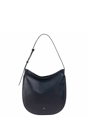 Borsa a spalla in pelle nera con una silhouette curvata, texture morbida, tracolla regolabile e design minimalista, caratterizzata da un logo sottile alla base.