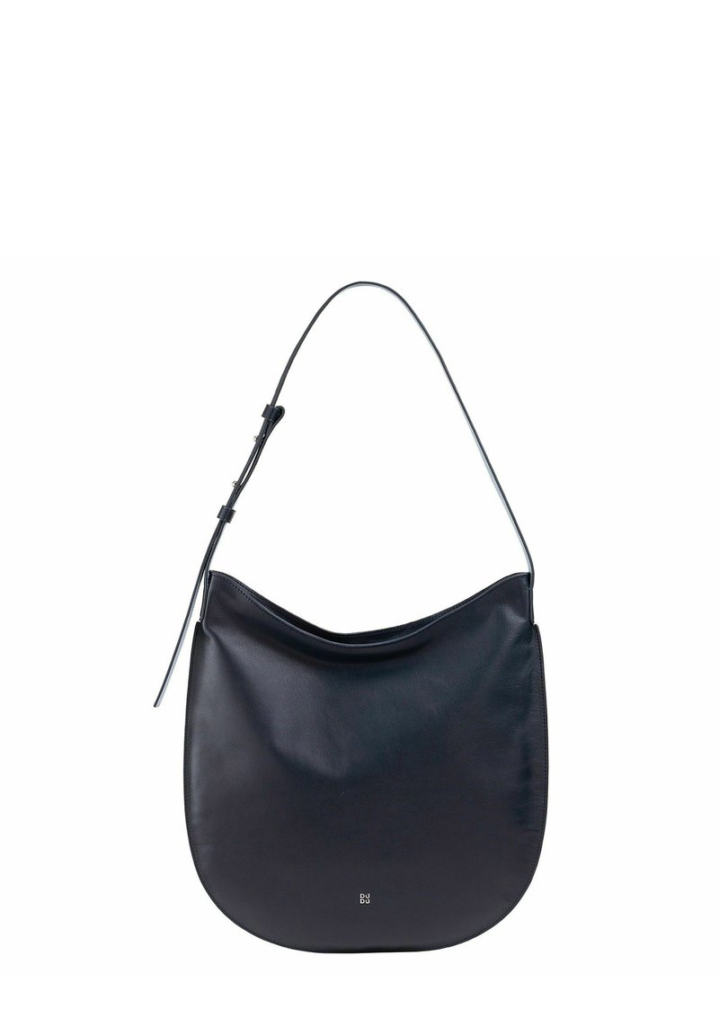 Zwarte leren schoudertas met een gebogen silhouet, zachte textuur, verstelbare schouderriem en een minimalistisch ontwerp, met een subtiel logo aan de onderkant.