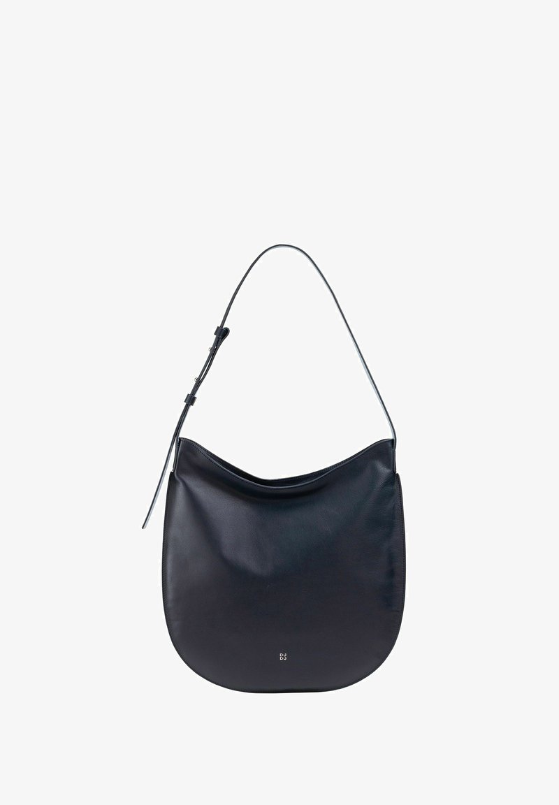 Zwarte leren schoudertas met een gebogen silhouet, zachte textuur, verstelbare schouderriem en een minimalistisch ontwerp, met een subtiel logo aan de onderkant.