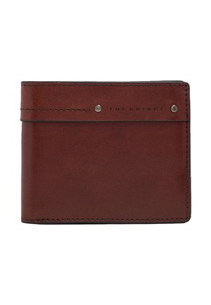 Portafoglio bifold in pelle marrone con cuciture visibili, borchie metalliche e scritta "THE BRIDGE" in rilievo sulla fascia frontale.