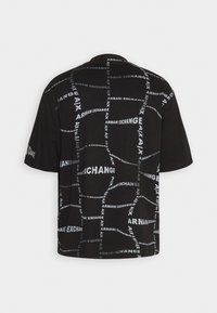 Černé tričko s krátkým rukávem s geometrickým vzorem bílého textu "ARMANI EXCHANGE". Měkká tkanina, volný střih, kulatý výstřih.