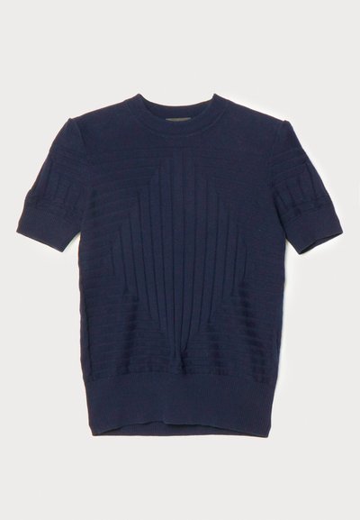 Sweater azul-marinho de manga curta com textura em nervuras horizontais e verticais, apresentando um padrão de diamante central e um design de gola redonda.