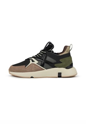 Sneakers con una parte superiore in rete nera con dettagli in suede color tan e oliva, una suola intermedia bianca e un design geometrico unico.