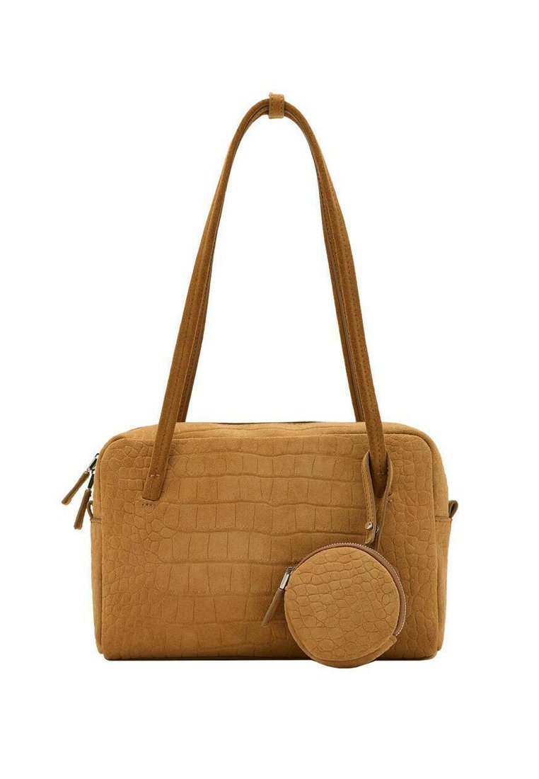 Borsa in faux leather color sabbia con motivo a croco testurizzato, dotata di chiusura con zip, due manici lunghi e una pochette rotonda removibile.