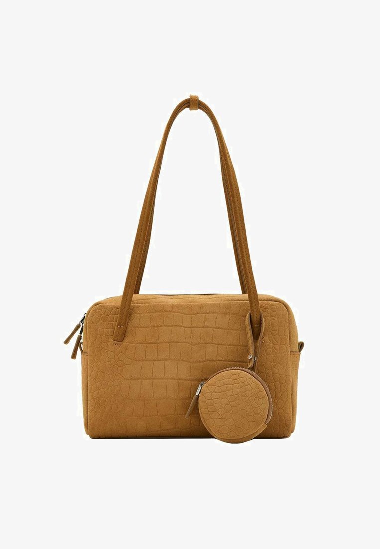 Borsa in faux leather color sabbia con motivo a croco testurizzato, dotata di chiusura con zip, due manici lunghi e una pochette rotonda removibile.