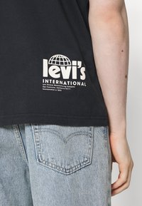 Levi's® RELAXED FIT - T-shirts med print - caviar