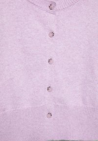 Svetlo vijoličen pleteni pulover s šestimi ujemajočimi se gumbi po sredini ter rebrastim robom in izrezom na vratu.